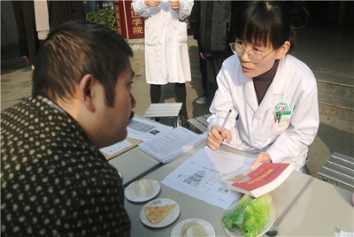 健康中國行在行動 綿陽市中醫(yī)醫(yī)院開展合理膳食義診咨詢活動